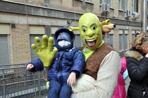 Shrek abbraccia uno dei bambini ricoverati al bambino Gesù