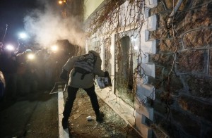 Attivisti e sostenitori di gruppi nazionalisti ucraini distruggere una filiale della banca russa Sberbank