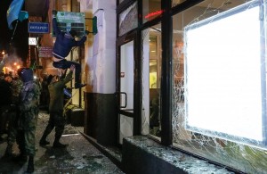 Attivisti e sostenitori di gruppi nazionalisti ucraini distruggere una filiale della banca russa Sberbank (2)