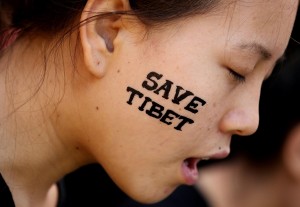 Una donna del Congresso dei Giovani tibetani manifesta contro l’attuale controllo cinese
