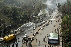 Dhaka in subbuglio, dopo la mezza giornata di sciopero e l'utilizzo dei cannoni ad acqua e del gas lacrimogeno sui manifestanti