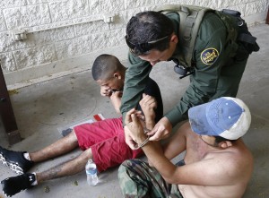 Un agente USBP mette le manette a un sospettato. 