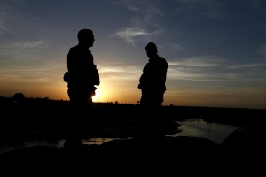 Agenti USBP controllano la frontiera al tramonto. 