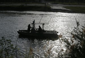 Una barca dei Border Patrol perlustra il Rio Grande. 