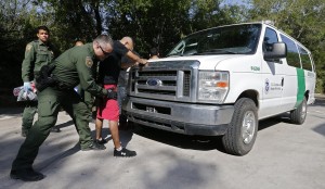 La perquisizione di una persona sospettata di attraversare il confine, vicino McAllen, Texas. 