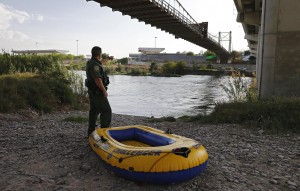 Un agente ha ritrovato un canotto, normalmente usato per attraversare il confine Usa-Mexico. 
