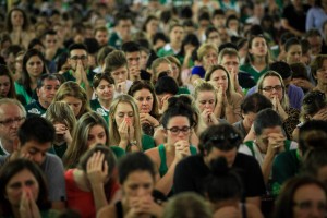 Fans del Chapecoense riuniti in preghiera (foto in evidenza)