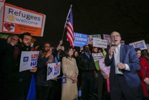 Il presidente del comitato nazionale democratico Tom Perez parla durante la protesta