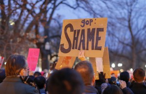 Un cartellone di protesta contro il partito Repubblicano