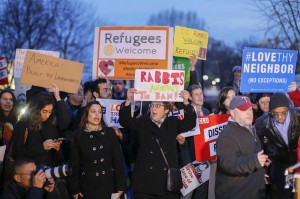 La folla dei manifestanti davanti la Casa Bianca