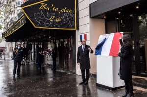 Francois Hollande e Anne Idalgo scoprono la lapide commemorativa