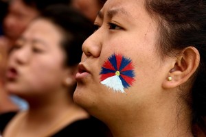 I canti intonati dai giovani tibetani durante l'anniversario della rivolta