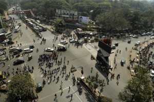 Gli studenti bloccano uno degli incroci principali a Dhaka, dopo l'annuncio dell'aumento dei prezzi sul gas da parte della Commissione Regolatoria dell'Energia di Bangladesh