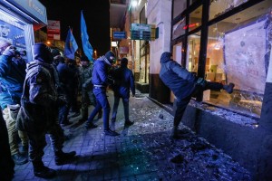 Gruppi nazionalisti rompono una finestra della banca russa Sberbank durante una manifestazione in occasione del terzo anniversario della Rivoluzione.