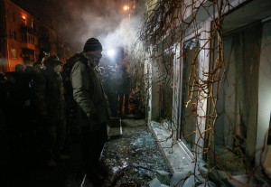 Gruppi nazionalisti rompono una finestra della banca russa Sberbank durante una manifestazione in occasione del terzo anniversario della Rivoluzione. (2)