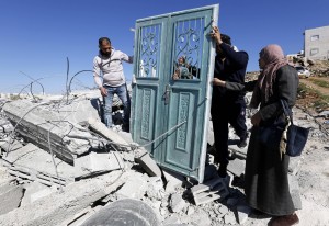 Gli abitanti della casa rasa al suolo cercano di recuperare quello che resta dall’opera di distruzione dei bulldozer israeliani.
