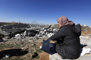 Taghrid guarda i resti della sua casa, distrutta questa mattina all’alba dall’esercito israeliano.