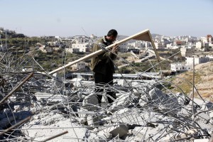 Hebron, le ruspe israeliane demoliscono un’abitazione palestinese. Uno degli abitanti mentre osserva le macerie. 