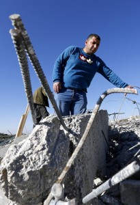 Osservando quel che resta dopo il passaggio dei bulldozer israeliani. 