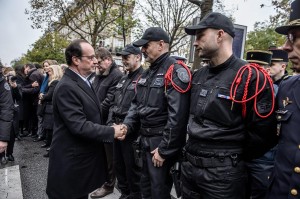 Hollande ringrazia la polizia anti-terrorismo