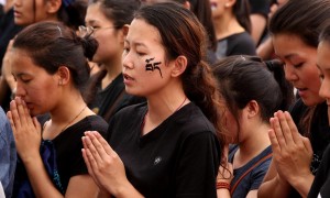 Giovane donna in preghiera durante la manifestazione 