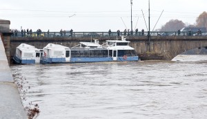 I battelli Valentino e Valentina incastrati sotto il Ponte Gran Madre