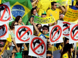 I brasiliani manifestano contro Dina Rousself sul suo impeachment al senato.