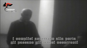 I complici lo aspettano alla porta