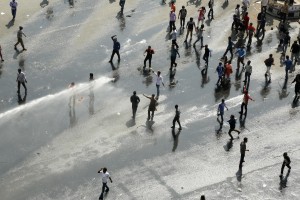 I manifestanti si offrono spontaneamente ai cannoni d'acqua utilizzati dai poliziotti