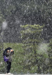 I turisti immortalano la storica nevicata