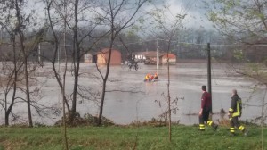 I vigili del fuoco sulle sponde del Po per monitorare la situazione