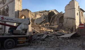 Il 30 ottobre una fortissima scossa di magnitudo 6.5 colpisce il centro Italia nella zona tra Umbria e Marche