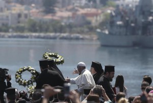 Il Papa in visita a Lesbo. L'affetto del pontefice verso i migranti.