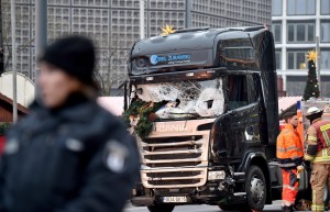 Il camion degli attentatori danneggiato dai colpi degli agenti che tentavano di fermarne la corsa