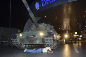 Il golpe fallito in Turchia. Manifestante protesta davanti a un carro armato.