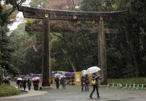 L'ingresso innevato del santuario Mejiji di Tokyo