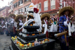 La città in festa durante la consacrazione del santuario