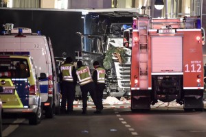 La polizia di Berlino al lavoro di fronte al camion utilizzato per l'attentato