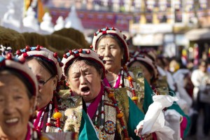 La processione con l'abito tradizionale tibetano