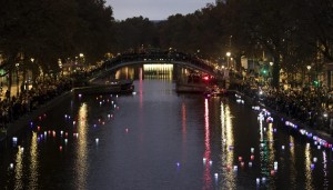 Lanterne lungo il Canal Saint-Martin per l'anniversario degli attentati