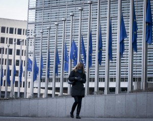 Le bandiere a mezz'asta di fronte al quartier generale della Commissione Europea, a Bruxelles
