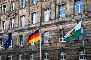 Le bandiere europea, tedesca e sassone a mezz'asta di fronte alla Cancelleria di Dresda