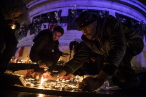Le luci delle candele vengono messe insieme per formare il segno della pace a Place de la Republique