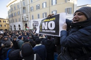 Un momento della manifestazione contro la direttiva Bolkestein a Montecitorio.