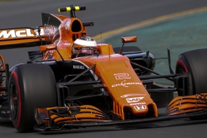 Stoffel Vandoorne, team McLaren-Honda, in azione durante il giro di prova
