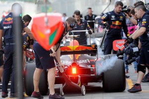Il team Red Bull all'opera durante le prove