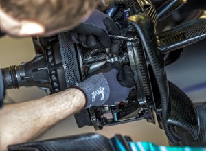 Un tecnico durante i lavori di verifica prima del giro di prova