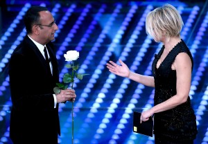 Maria regala rosa bianca a carlo conti