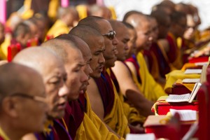Monaci buddisti in preghiera durante il rito di consacrazione