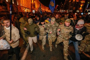 Nazionalisti ucraini partecipano ad una manifestazione per celebrare il terzo anniversario della Rivoluzione nel centro di Kiev.